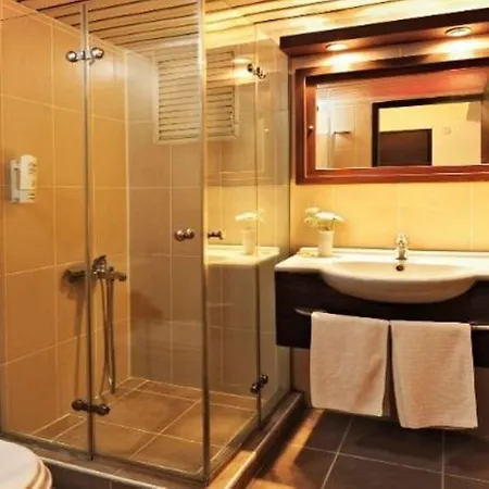 Отель Uestuen Alsancak 3*