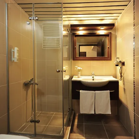Отель Uestuen Alsancak 3*