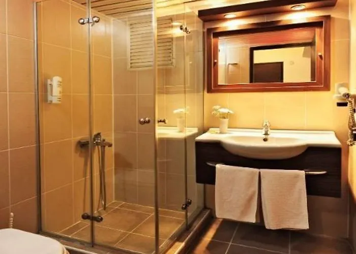 Hotel Uestuen Alsancak 3*