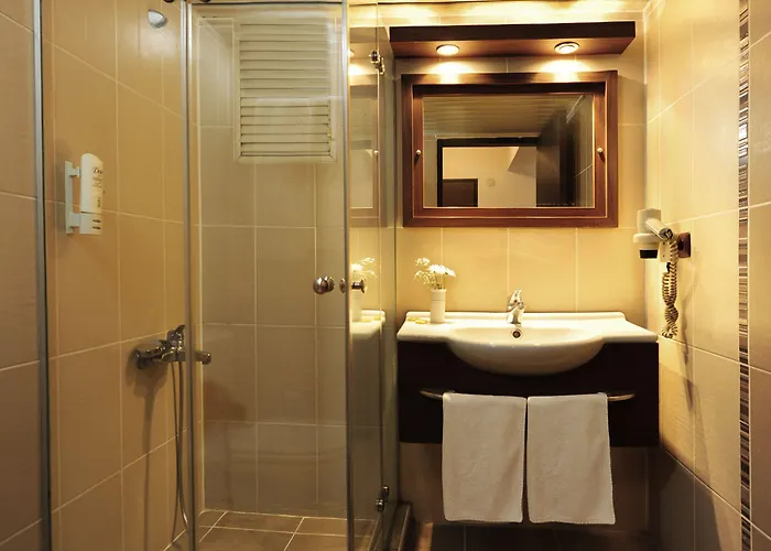 Hotel Uestuen Alsancak 3*