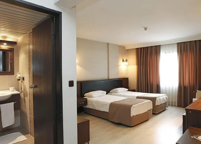 Hotel Uestuen Alsancak 3*